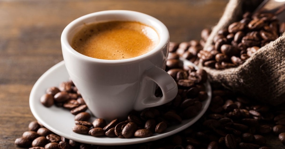 cosa succede al tuo corpo quando bevi più di tre tazze di caffè