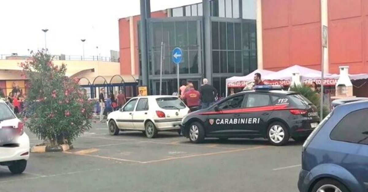 Cagliari, lascia la figlia da sola, chiusa in macchina, per mezz’ora: “sta bene, non mi seccate”