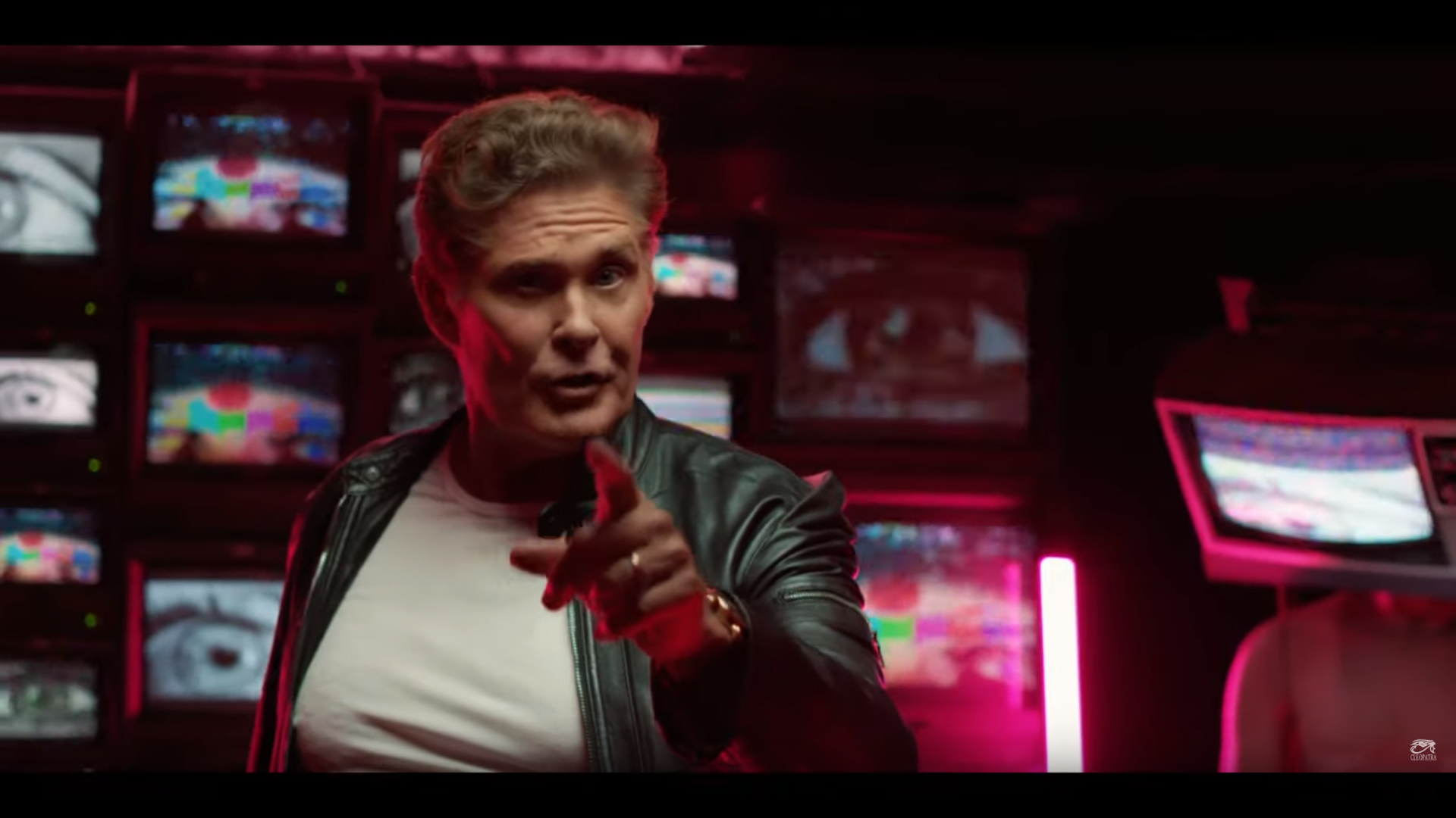 David Hasselhoff, video della canzone Open your eyes del bagnino di Baywatch