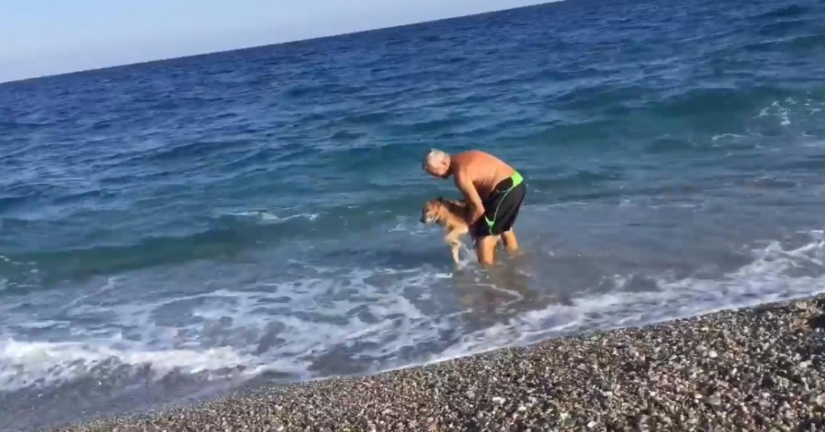 Un altro traguardo: Lazzaro nuota tra le onde del mare
