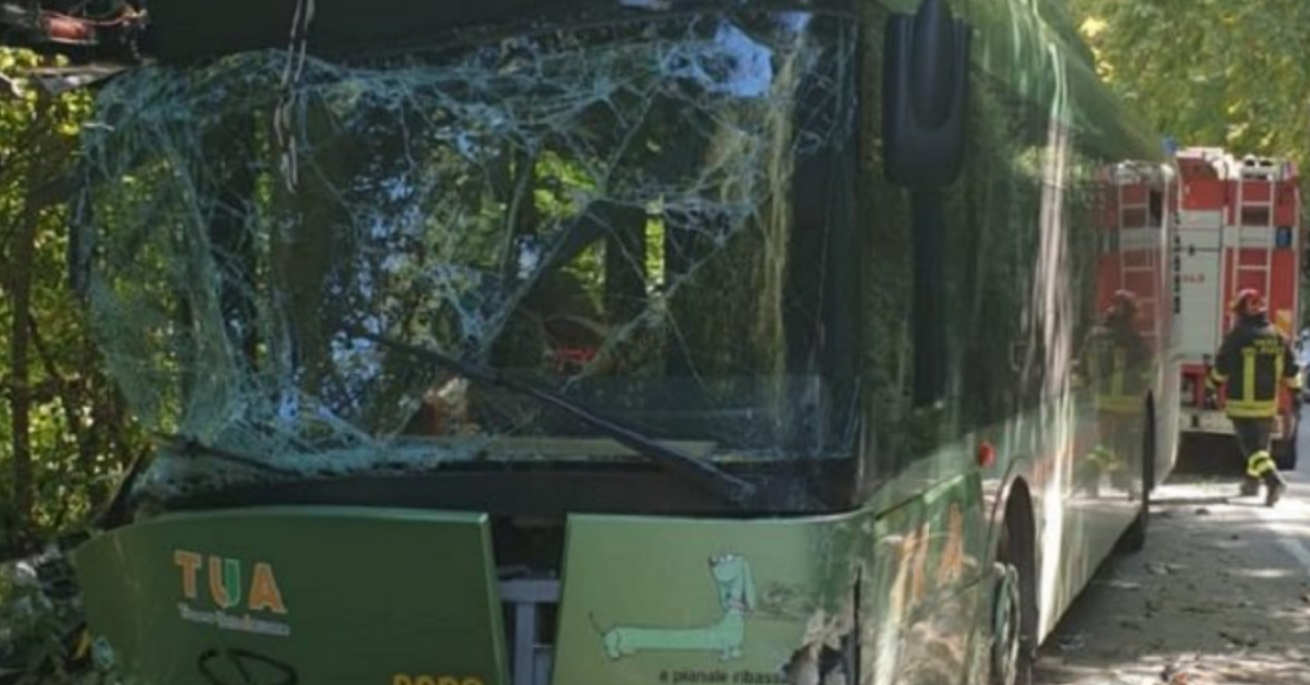 Pescara, autobus con studenti si schianta fuori strada