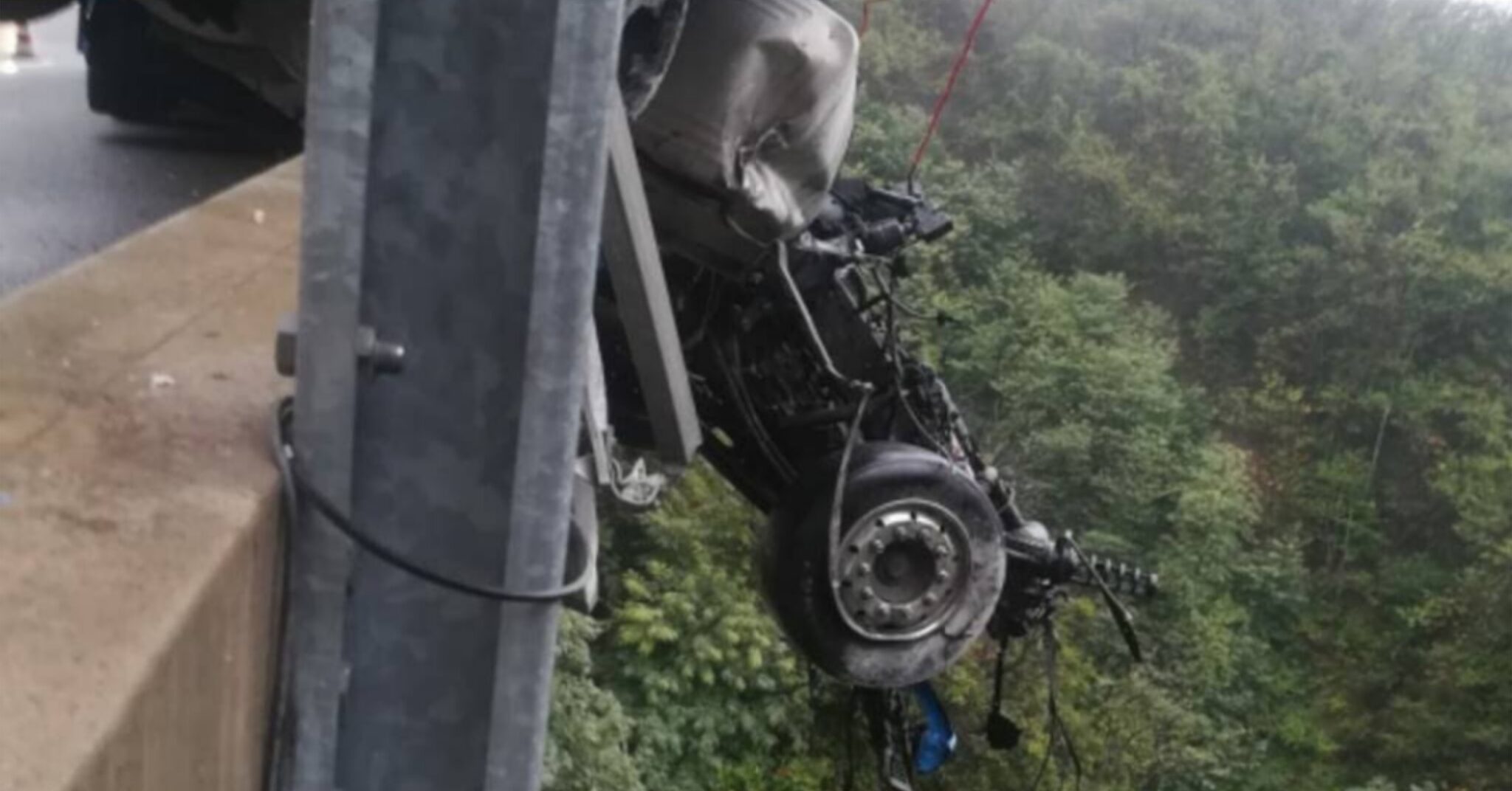 Incidente sull’A6, tir sbanda e precipita da un viadotto