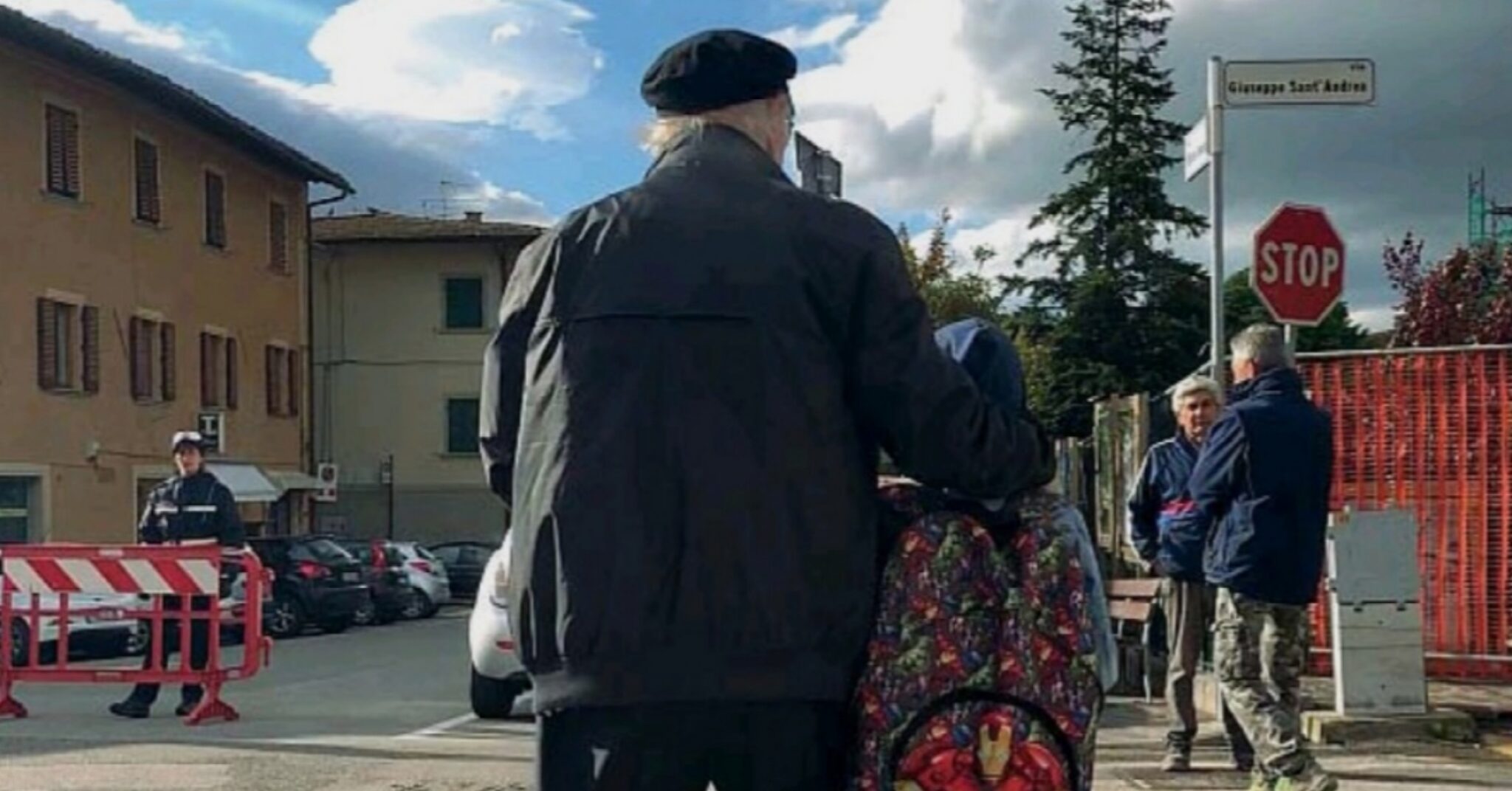 Romano Carletti, porta ogni giorno a scuola un bimbo cieco