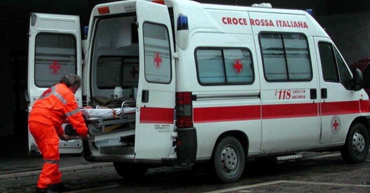 Dovera, cane cerca di salvare il padrone colto da malore in auto