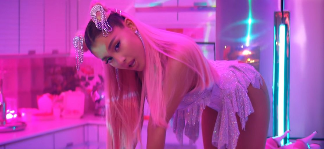 Ariana Grande criticata da Fabio Volo per il suo nuovo video