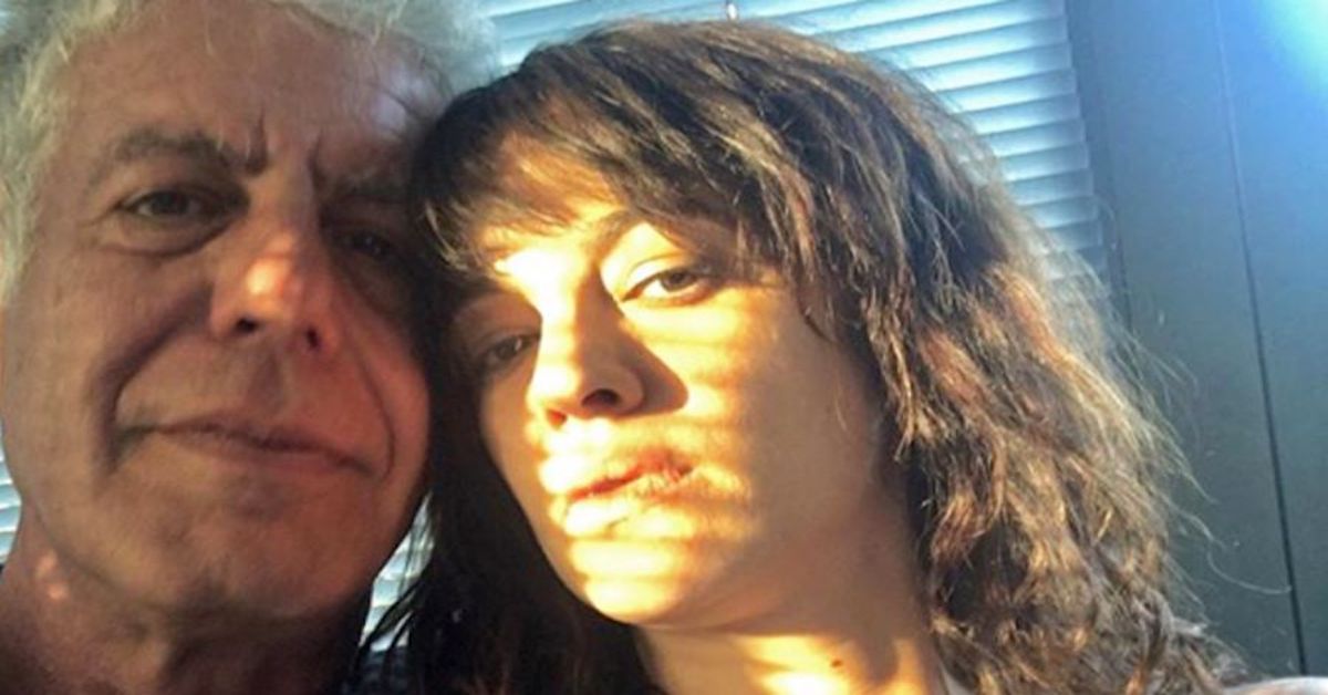 Asia Argento, dopo il suicidio del compagno Anthony Bourdain, torna sui social bionda e muscolosa