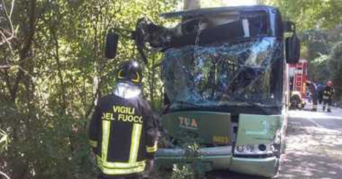 Pescara, bus si schianta contro albero: ci sono molti feriti