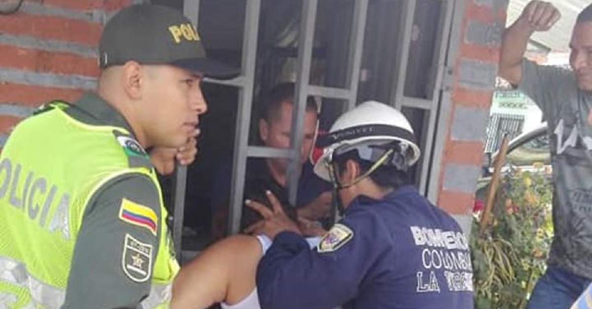 Una donna “pettegola” è rimasta intrappolata con la testa in una grata di ferro in Colombia