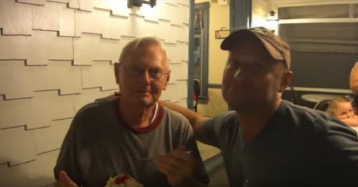 Il bellissimo tributo di un figlio al padre con l’Alzheimer