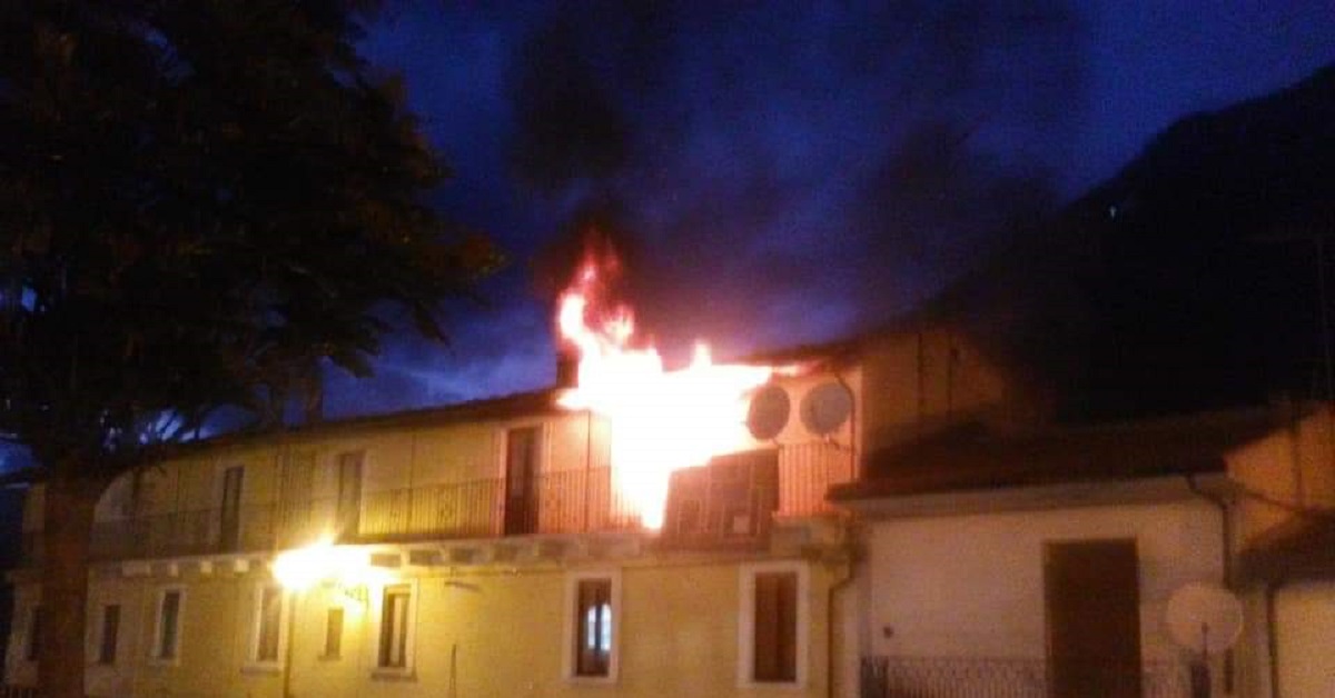 Celano, incendio distrugge un’abitazione del centro storico nella notte