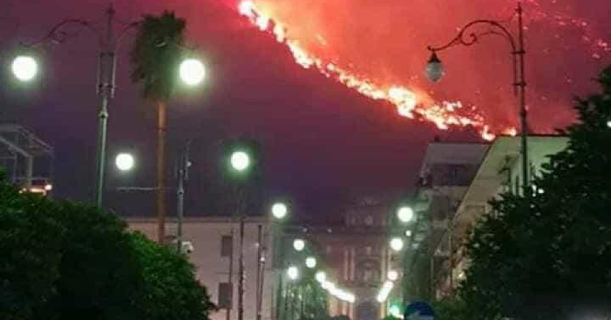 Sarno, uno spaventoso incendio minaccia le case, molti residenti evacuati
