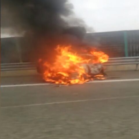 Mia moglie piscia in autostrada