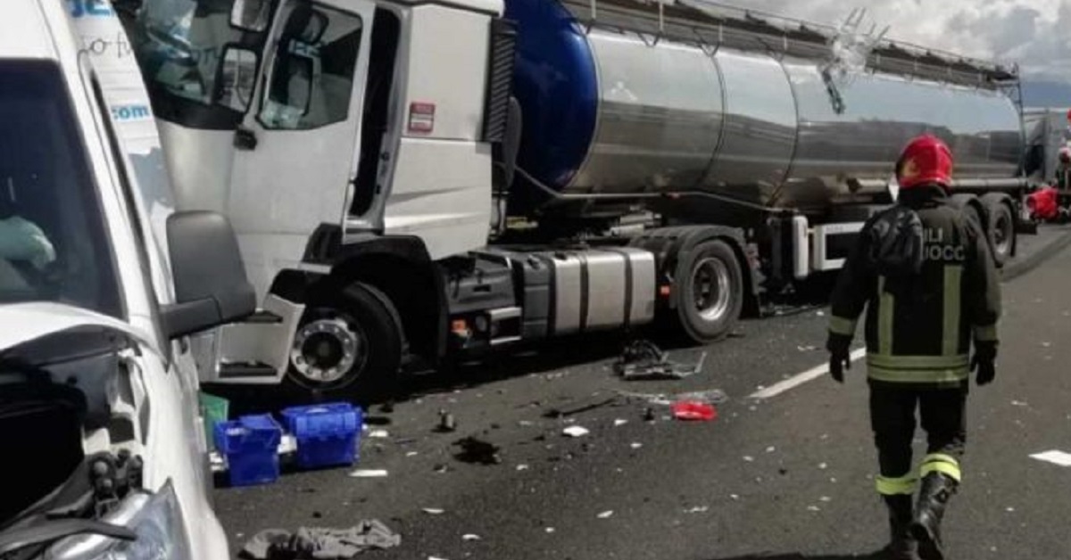 Incidente sull’autostrada A12: tir travolge tre furgoni, c’è una vittima e 8 feriti