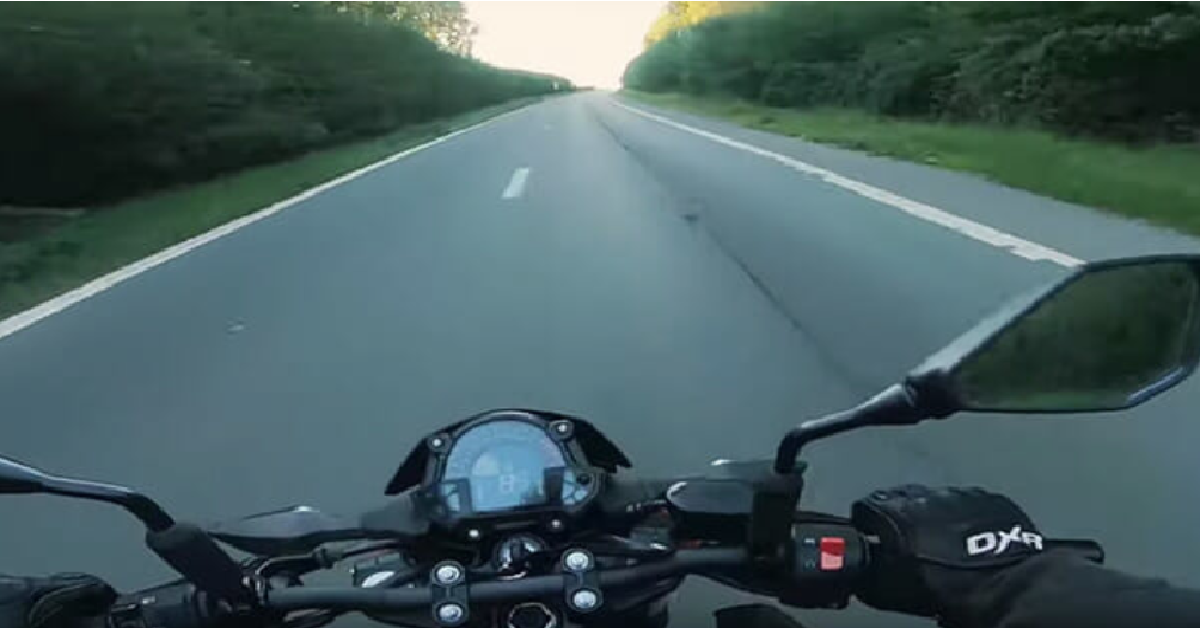 Motociclista vede puntino nero al centro della strada