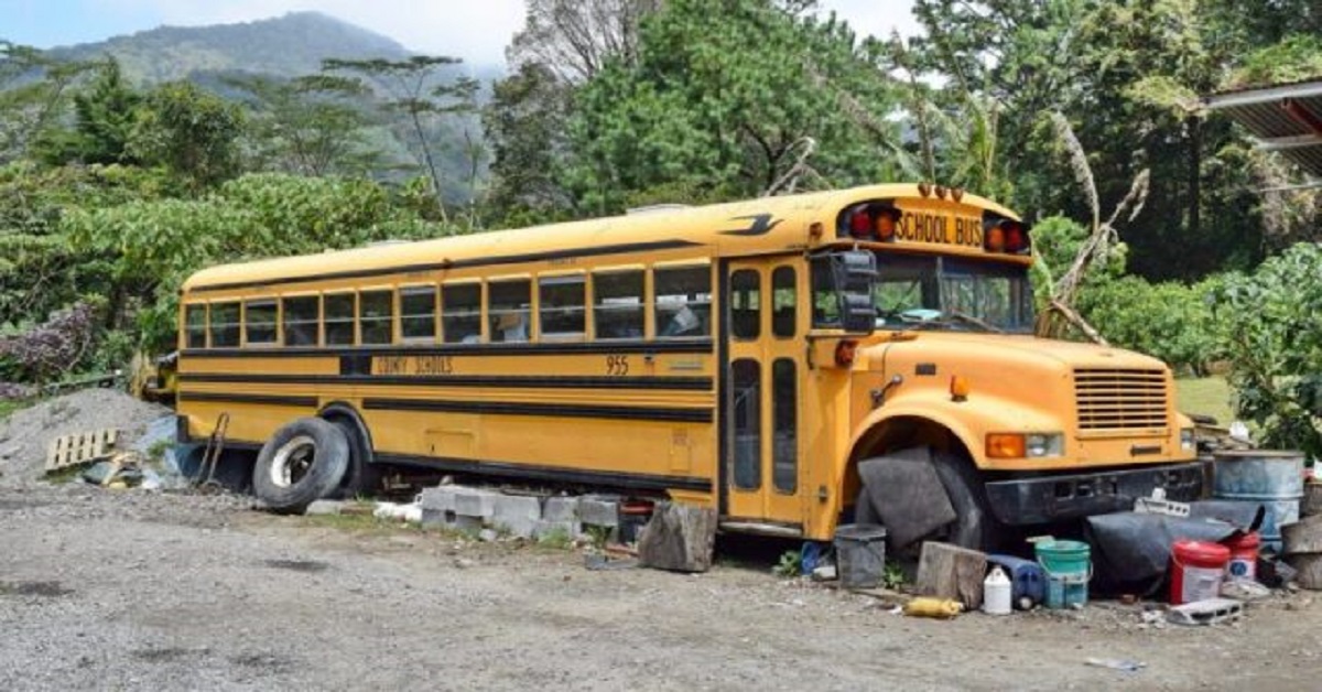 Madre, padre e tre bambine piccole, vivevano in uno scuolabus.