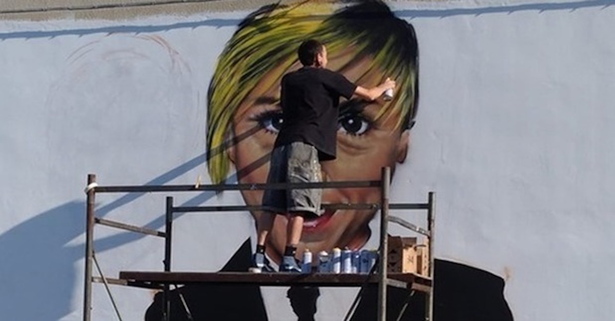 Nadia Toffa: la città di Taranto la omaggia con un murales, le Iene ringraziano, ma è polemica