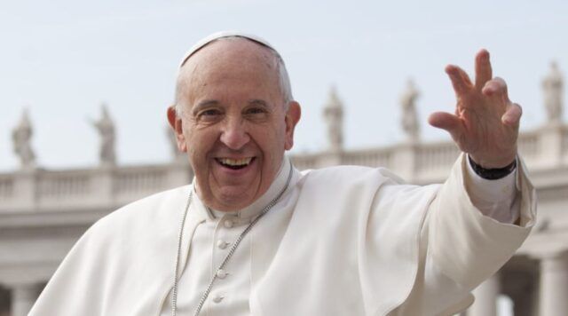 papa-francesco-chiuso-ascensore
