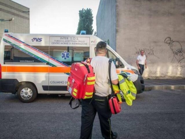 Milano-professore-colpito-da-un-malore-rianimato-da-una-studentessa