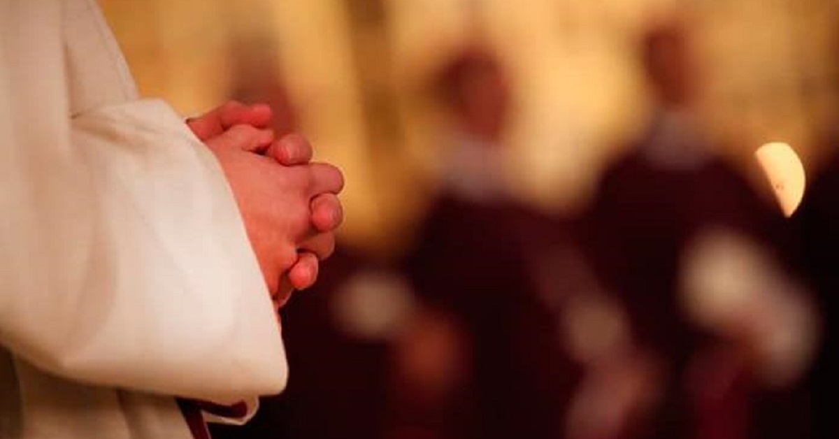 Un prete rifiuta di benedire un defunto perché il suo corpo “è corrotto”