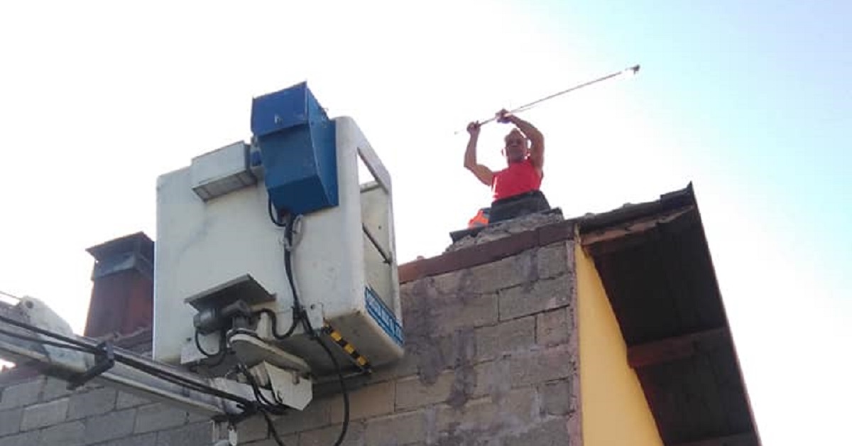 Trasacco, gattino intrappolato nella canna fumaria per 10 giorni salvato dai vigili urbani