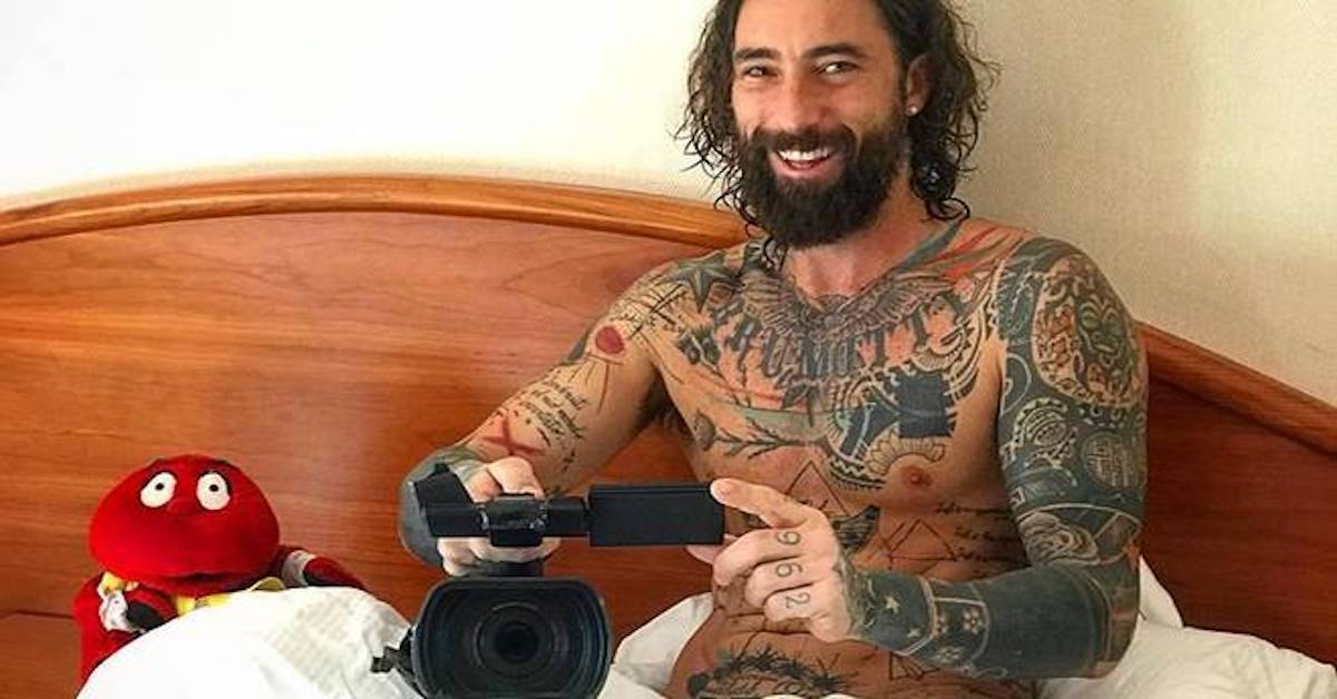 Vittorio Brumotti, inviato di Striscia la Notizia, picchiato a Pescara: l’operatore finisce in ospedale