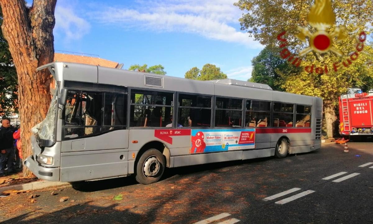 Roma, autobus si schianta contro un albero: almeno 14 feriti