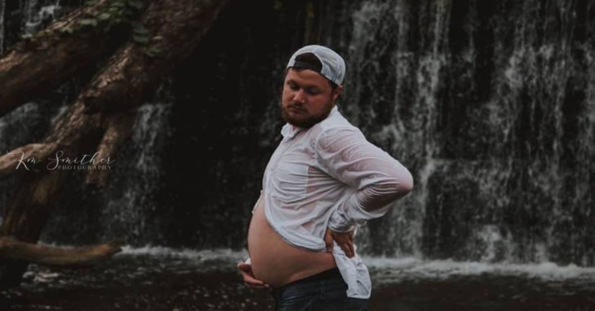 Uomo sperimenta la maternità e pubblica le foto della gravidanza sui social