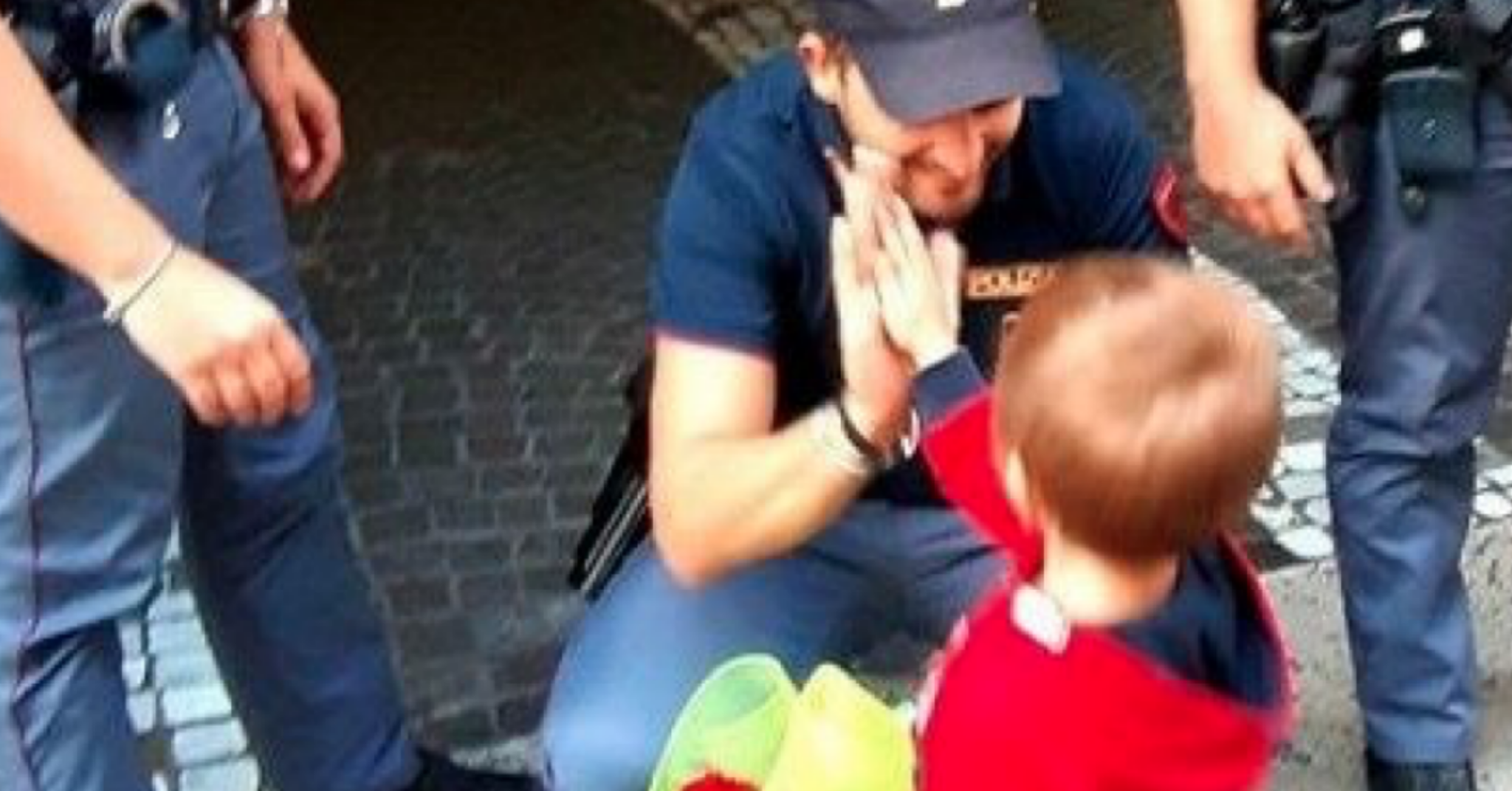 Roma, bimbo porta un fiore per i poliziotti uccisi