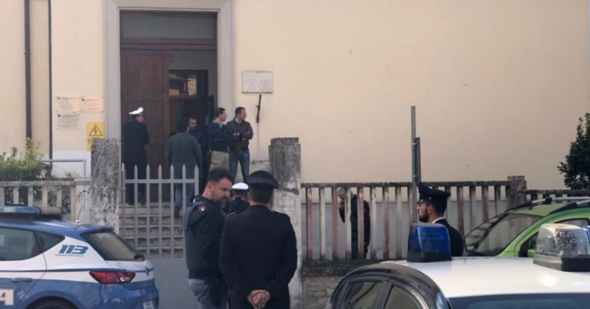 Foligno, uomo si barrica in una scuola: alunni evacuati