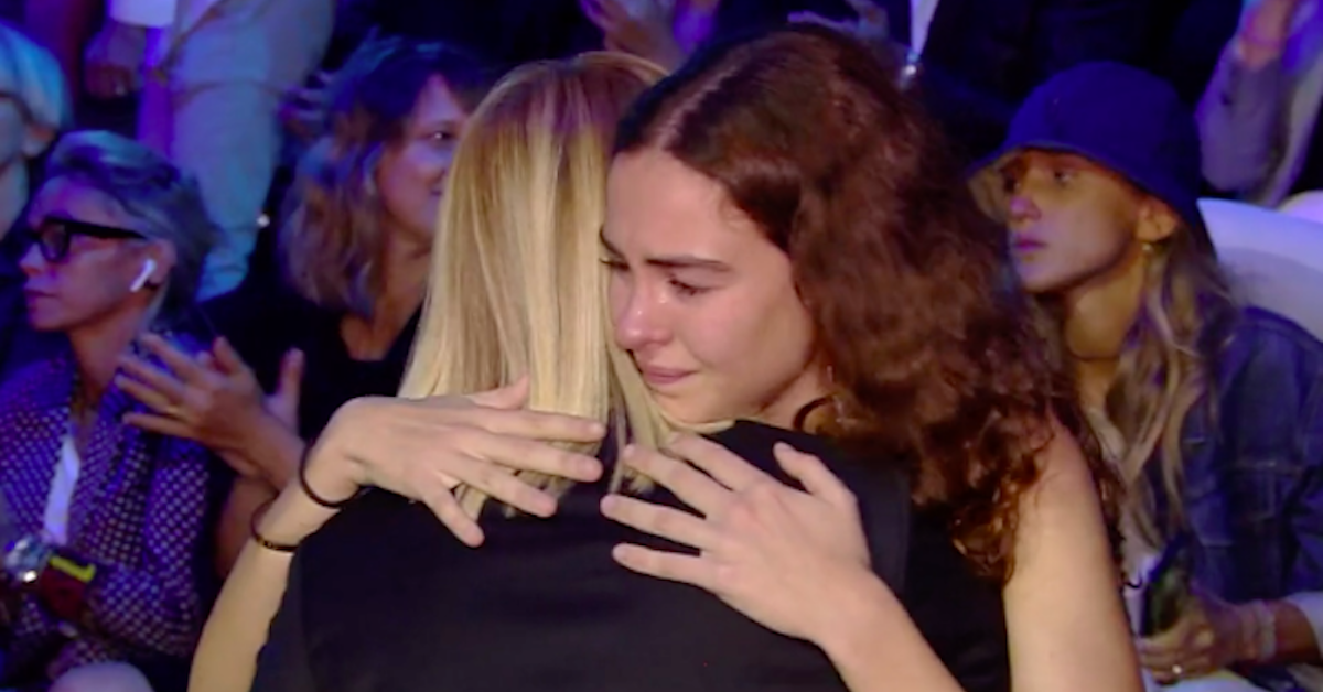 Le Iene show: Alessia Marcuzzi abbraccia Alice, la nipote di Nadia Toffa