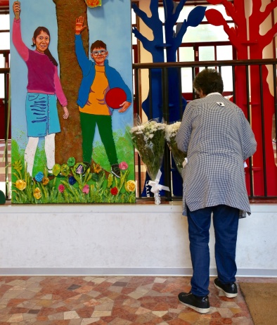 Fiori alla scuola Pirelli di via Goffredo da Bussero in memoria del bimbo morto cadendo dalle scale