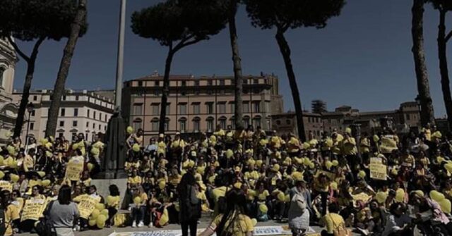 gruppo-donne-piazza