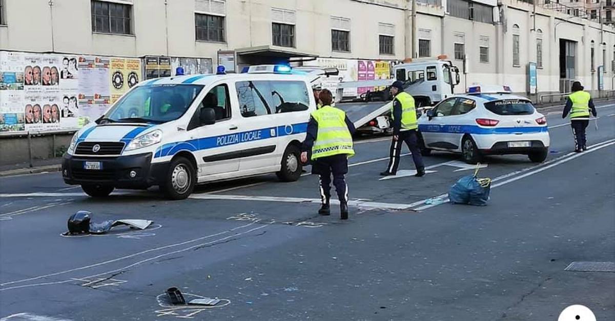 Genova: centauro 25 enne passa col verde ma si schianta contro l’auto della polizia. Poliziotto indagato per omicidio stradale