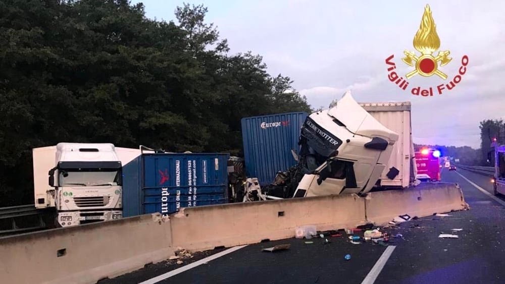 Incidente A1, scontro tra tir: tre feriti e traffico in tilt