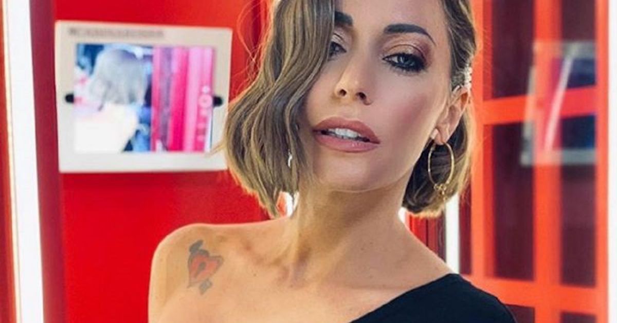 Pomeriggio Cinque: Karina Cascella si mette a nudo di fronte Barbara D’Urso: “mio padre picchiava me e le mie sorelle”