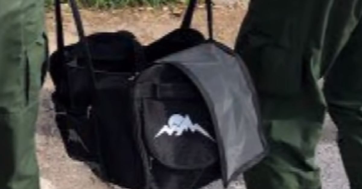 Una strana borsa tre uomini sospetti