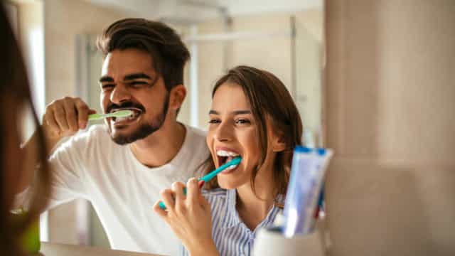 Fragola e limone, due ricette casalinghe per denti bianchi