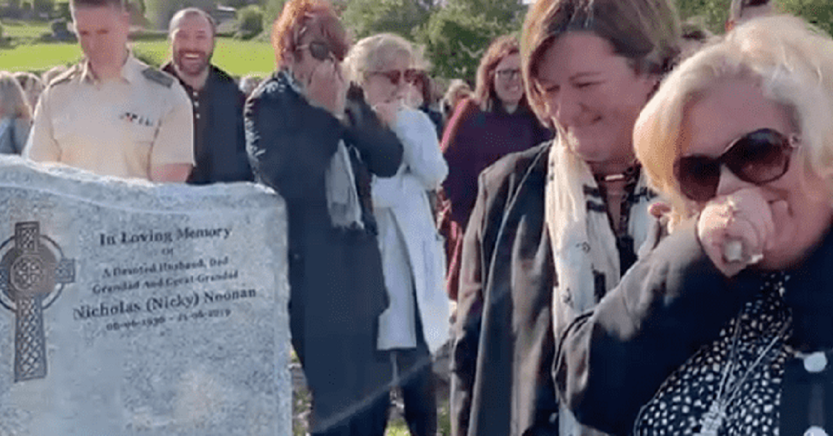 Nonno registra messaggi divertenti per il suo funerale, facendo morire tutti dal ridere