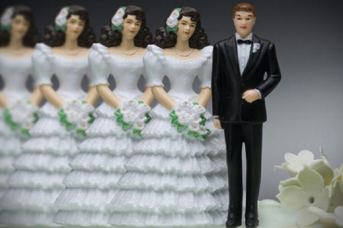 Coppia di sposi si innamorano della stessa donna e adesso vivono felici tutti e tre insieme.