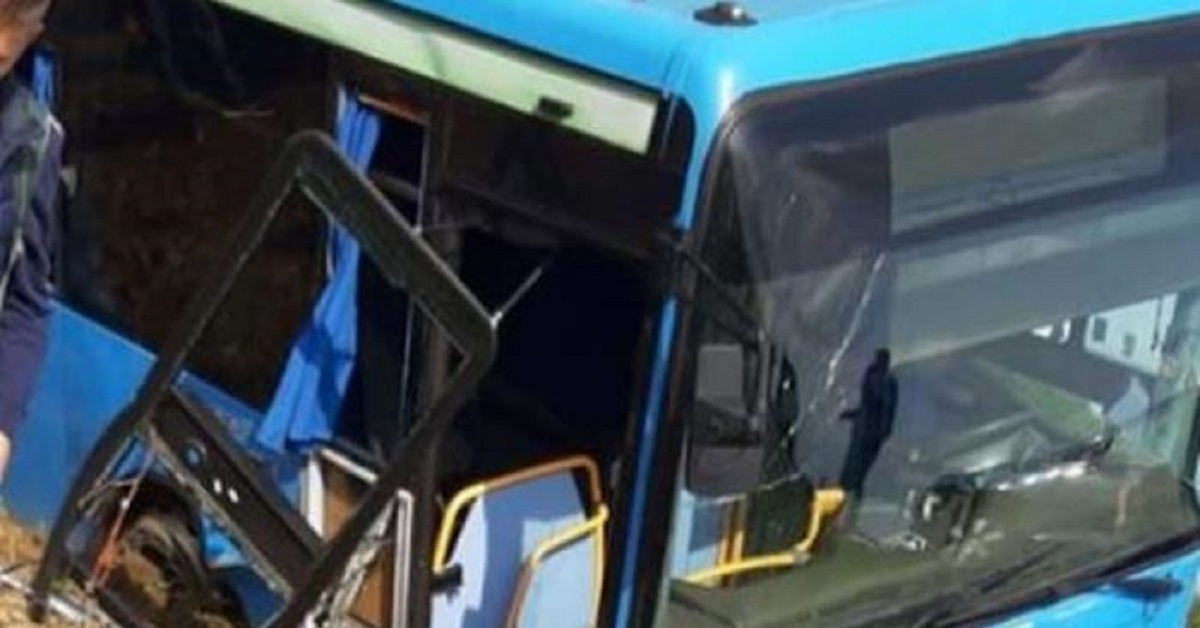 Milano, a Besate un autobus con molti bambini a bordo si ribalta e finisce nel fosso: 7 feriti