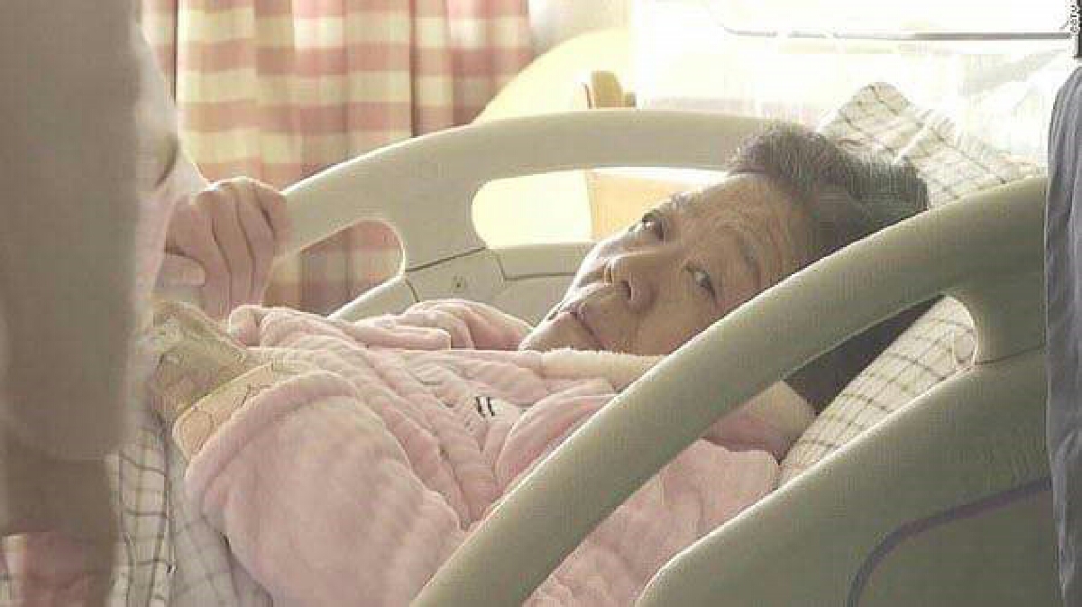 E’ la prima donna al mondo ad aver dato alla luce un bambino a quell’età