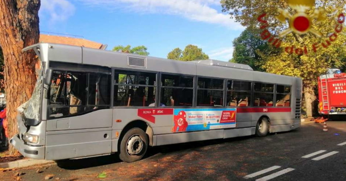 Roma, autobus di linea si schianta contro un albero: 29 feriti, 9 in condizioni gravi