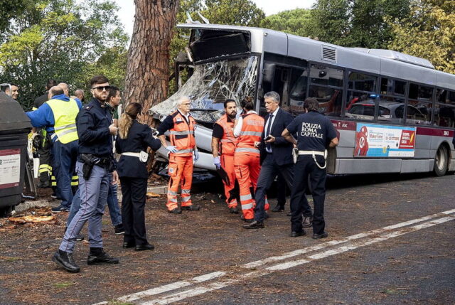 schianto-autobus-roma-feriti