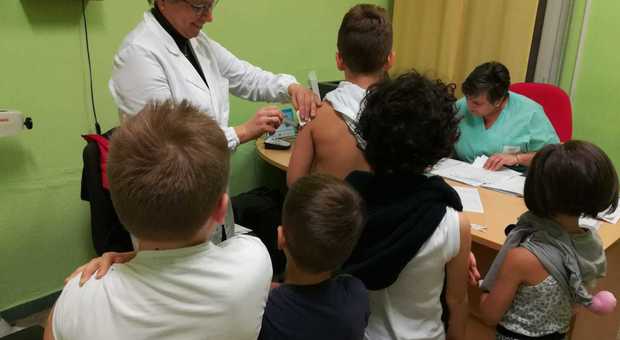 Cesena-bambino-affetto-da-leucemia-i-compagni-si-vaccinano-per-farlo-tornare-a-scuola