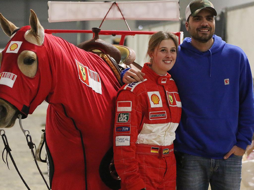 Gina Schumacher, omaggio a papà Michael: look rosso Ferrari
