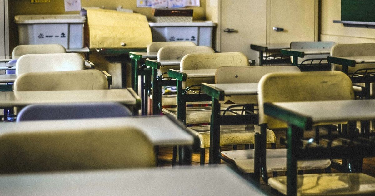 Oristano, cade controsoffitto in una scuola primaria