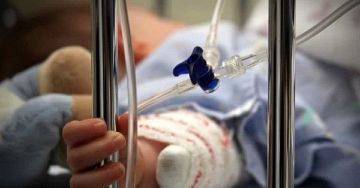 Scultura di ghiaccio si rompe, bimbo perde la vita