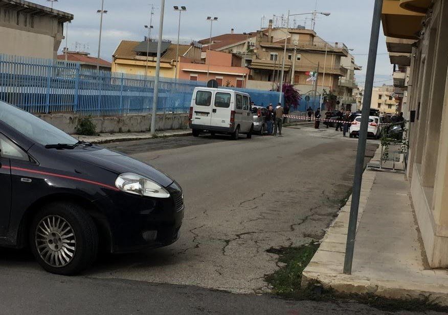 Ragusa, si affaccia dal balcone ma scivola e cade: morta 62enne