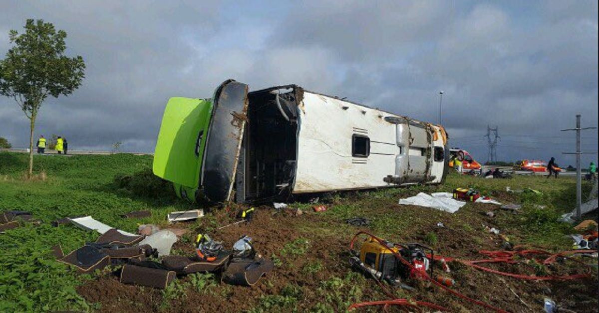 Parigi, autobus FlixBus finisce fuori strada: 33 feriti, 4 in gravi condizioni
