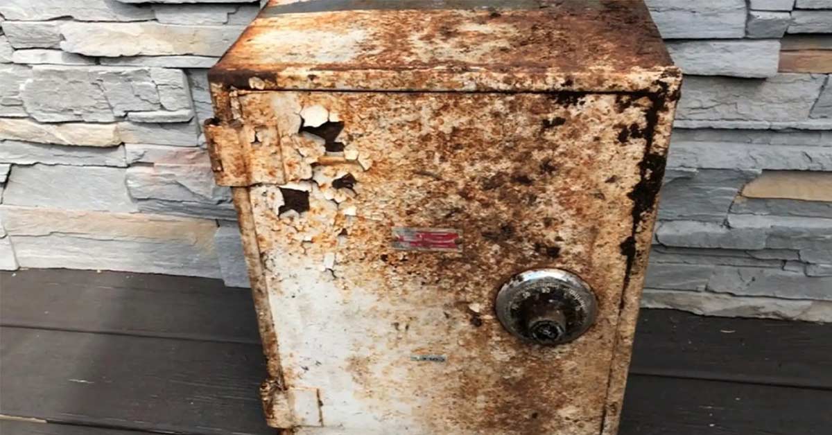 Coppia scopre un tesoro di 52mila dollari in una vecchia cassetta della spazzatura e restituisce tutto